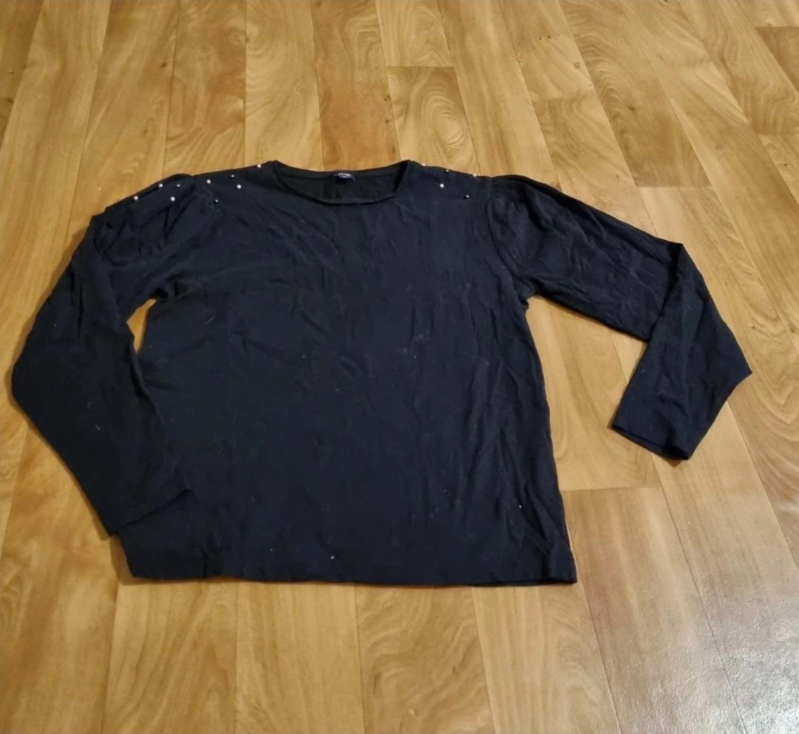 pull noir kiabi perlées aux épaules taille 12 ans